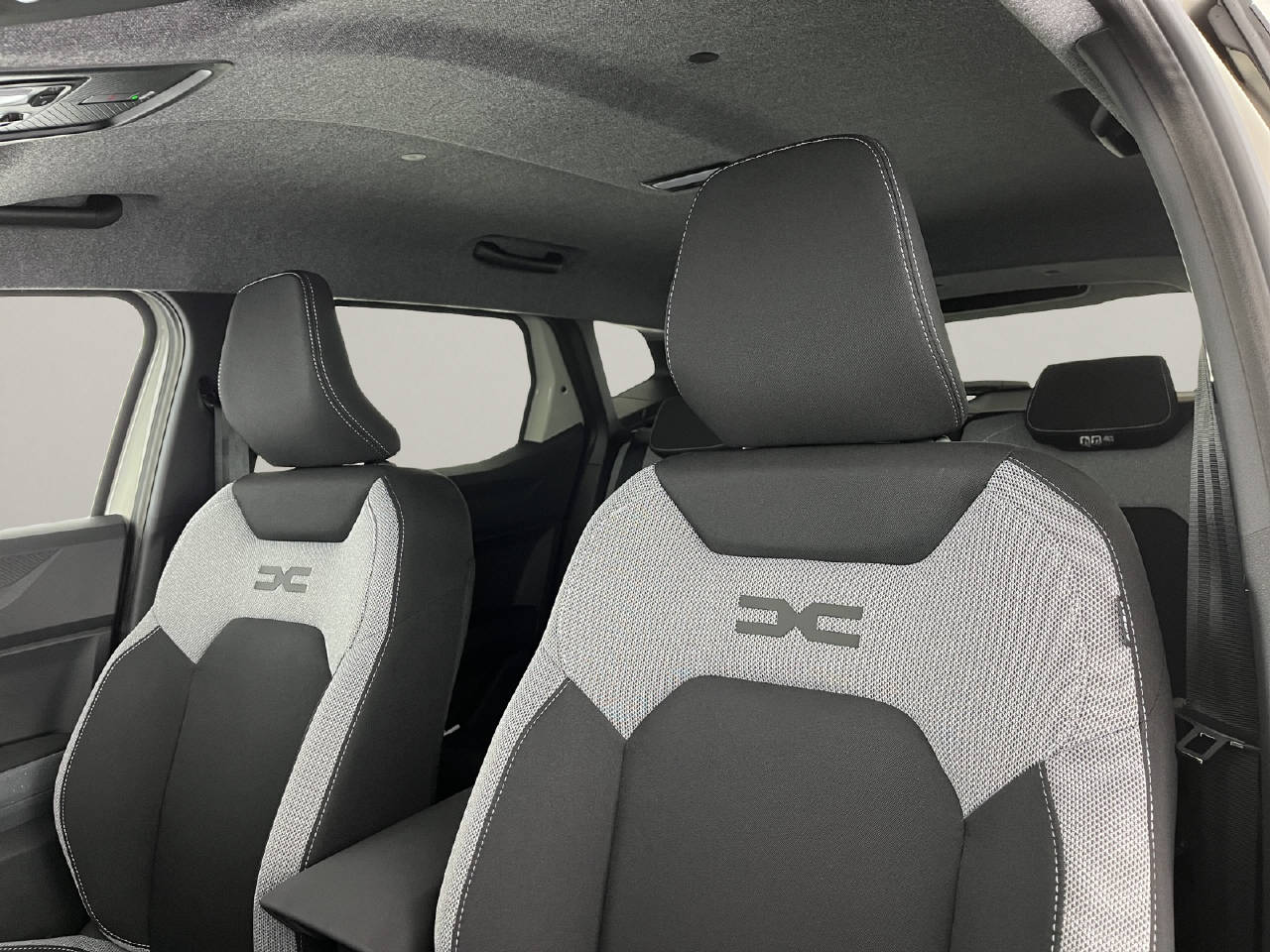 DACIA Duster 1.2 Hybrid Journey 4WD-image-14