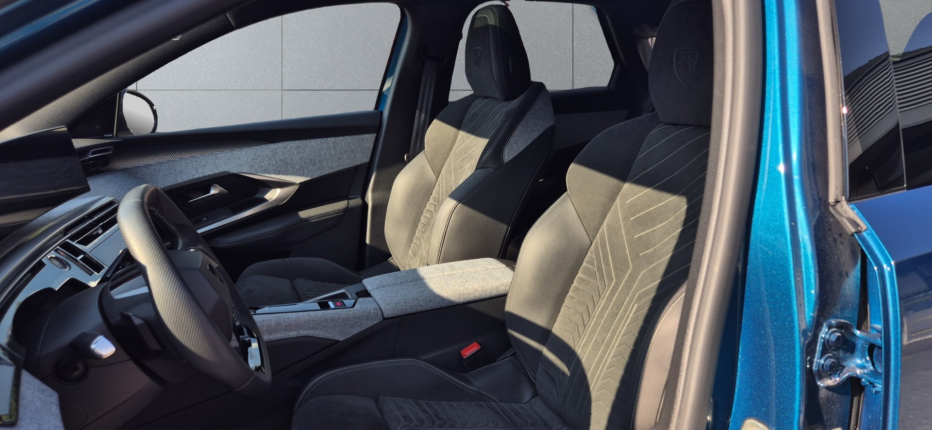 PEUGEOT 3008 e-Launch Edition AWD-image-7