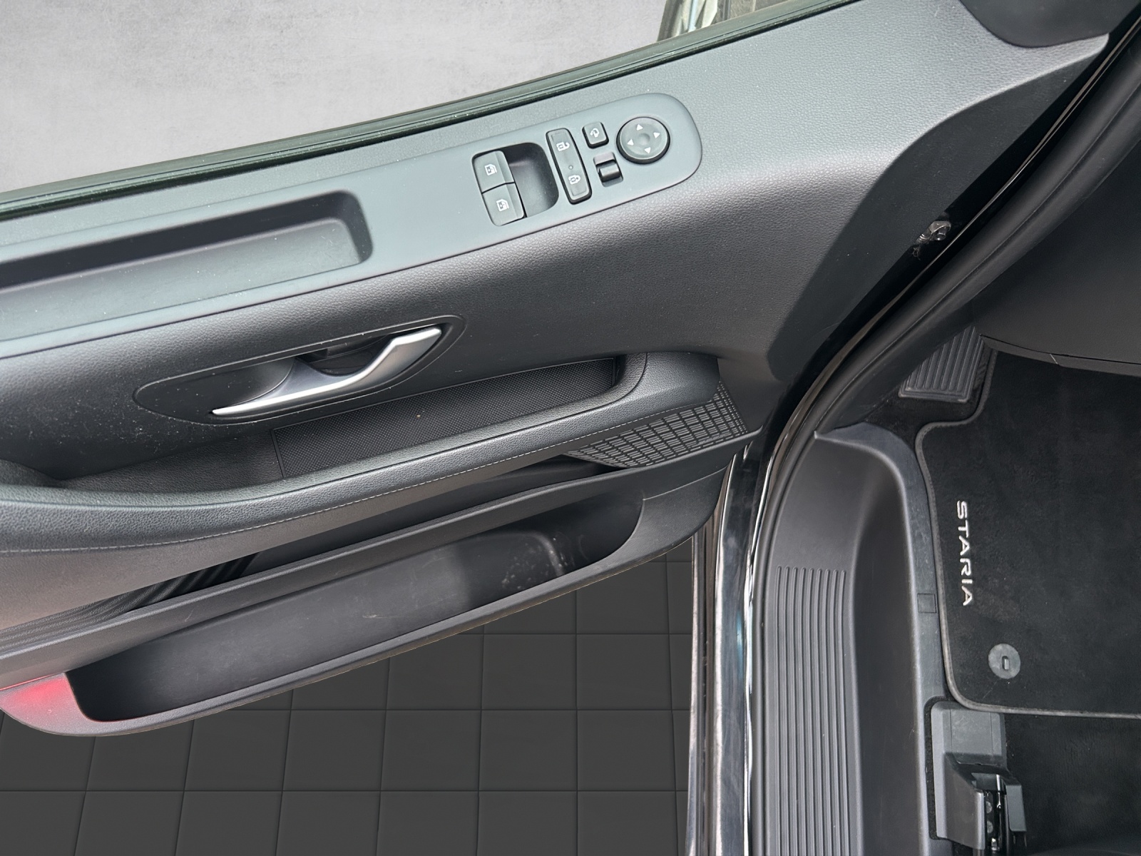 HYUNDAI Staria Premium 2.2 CRDi Vertex 4WD A-image-17