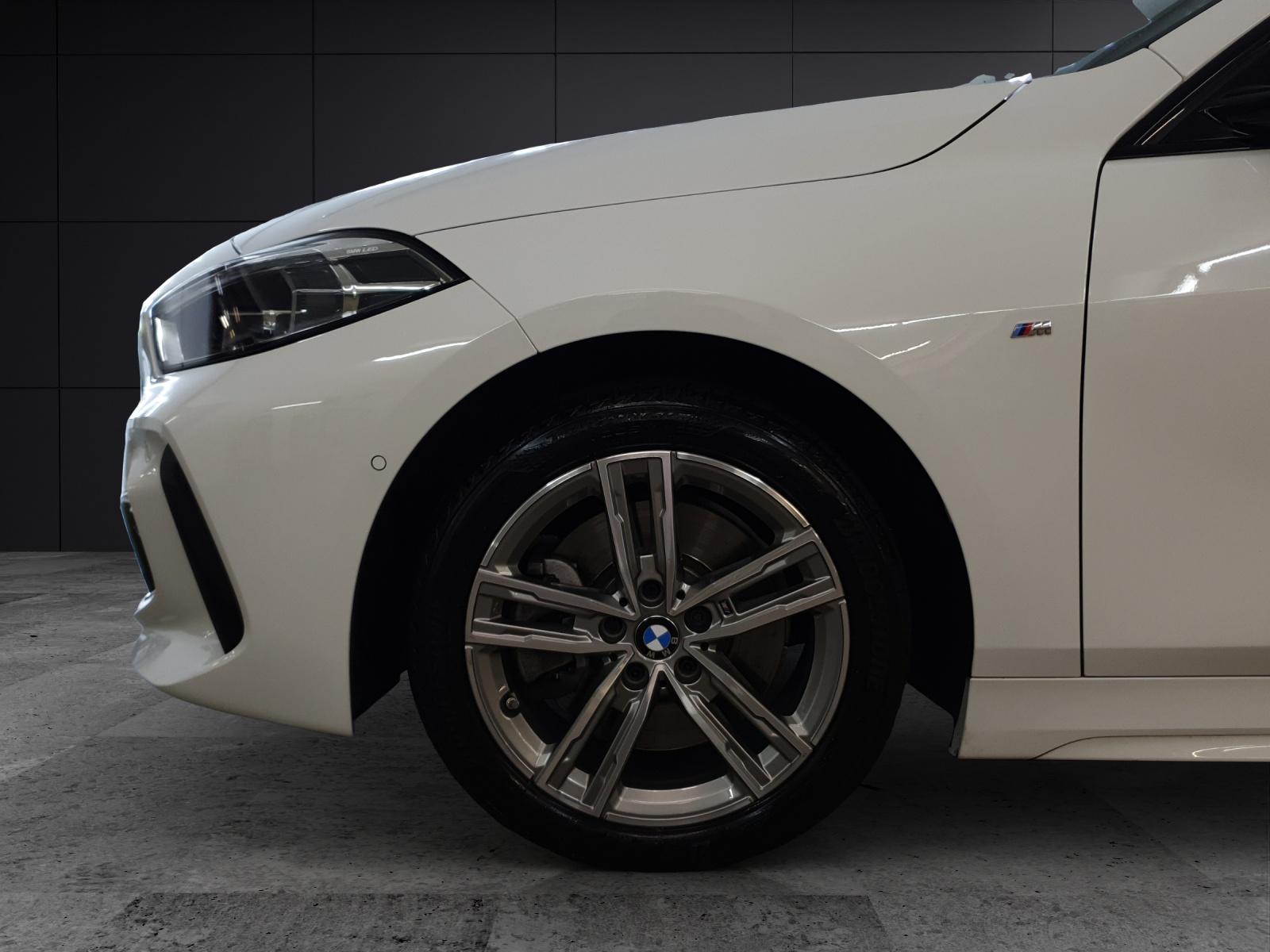 BMW 120i-image-8