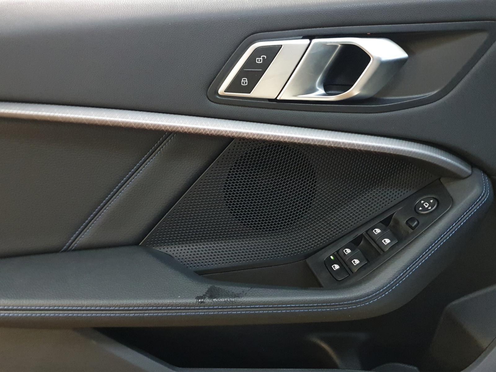 BMW 120i-image-9