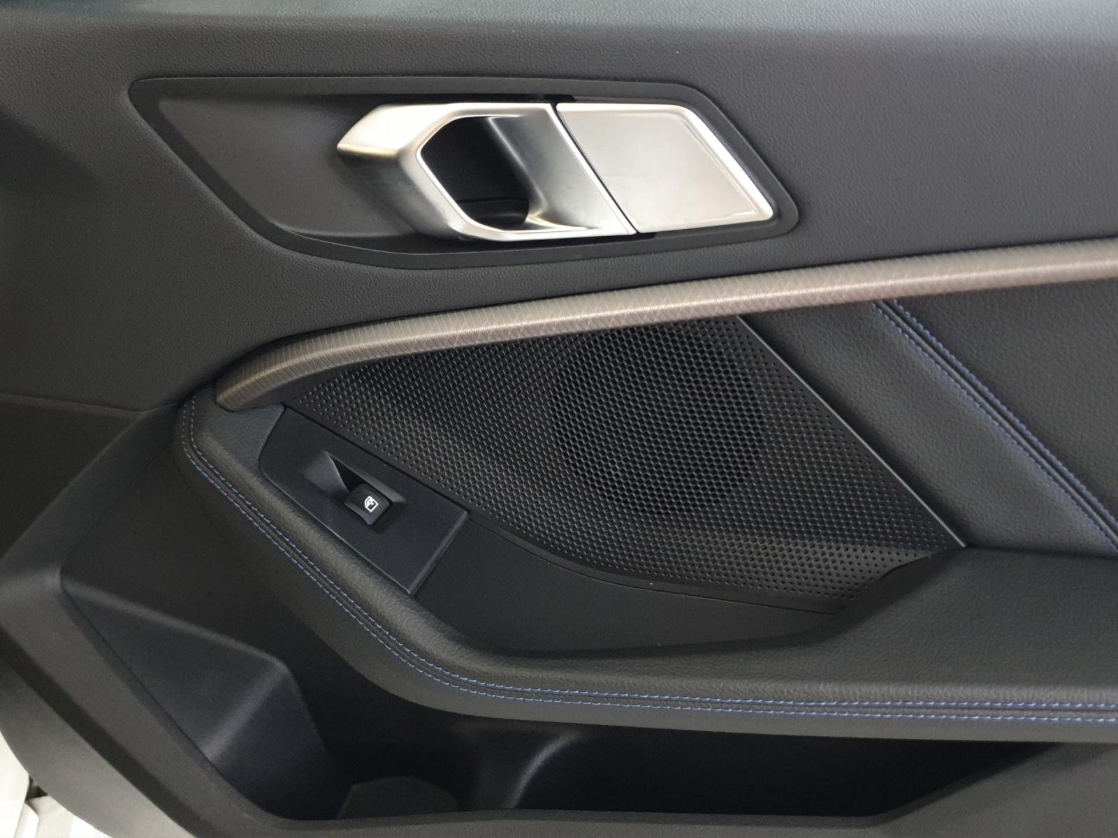 BMW 120i-image-15