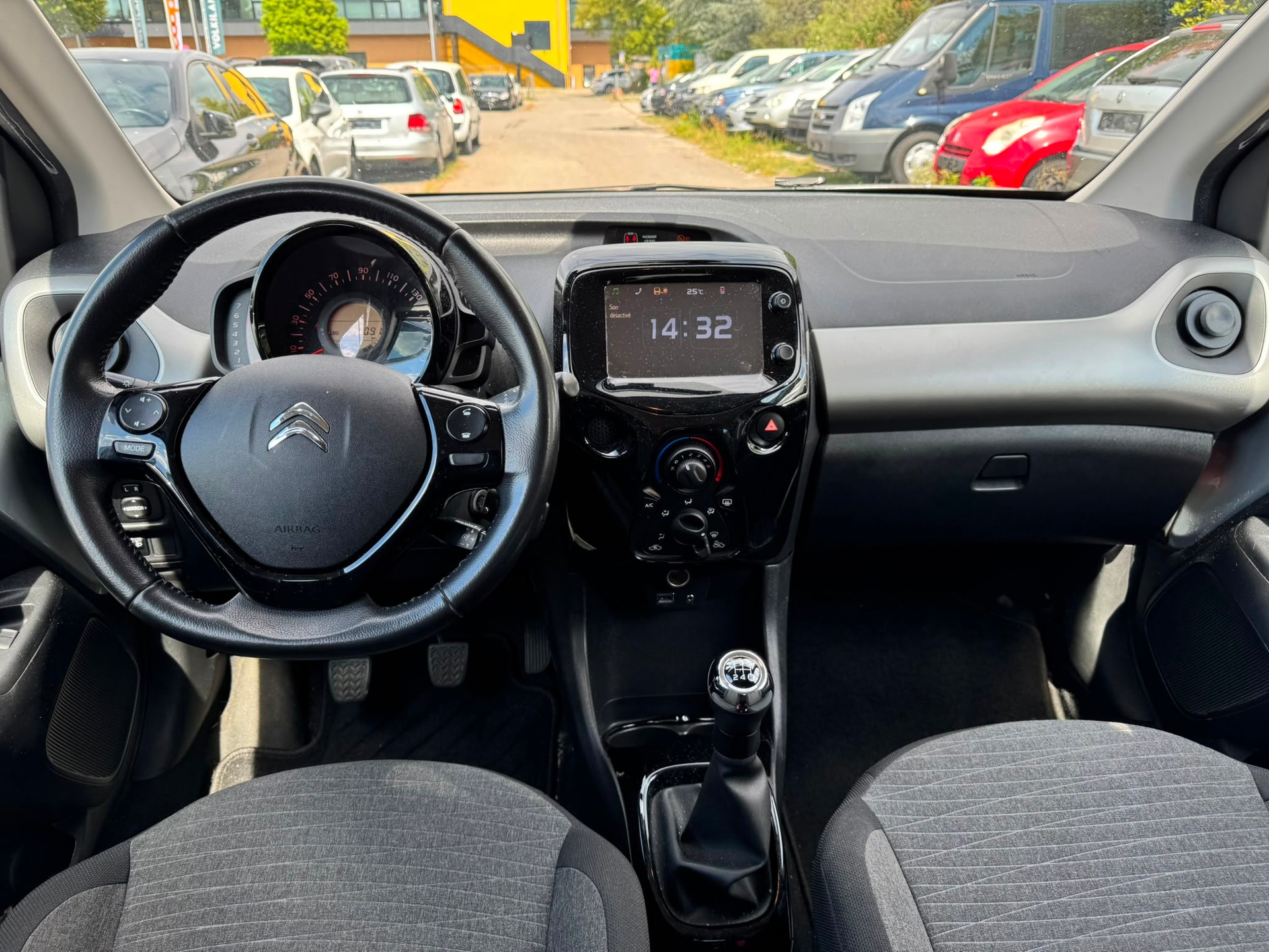 CITROEN C1 1.2 VTi Shine Edition-image-11