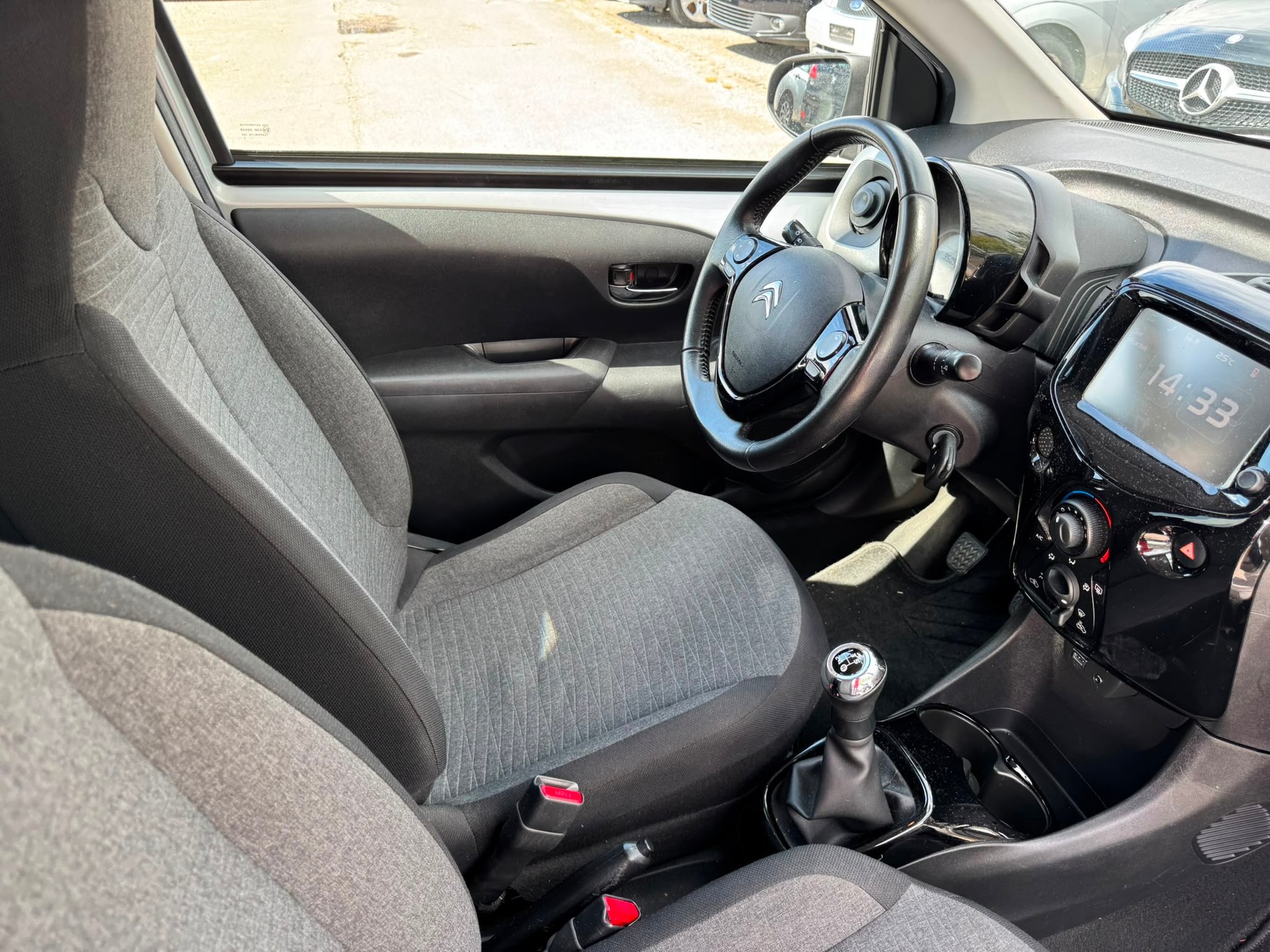 CITROEN C1 1.2 VTi Shine Edition-image-12