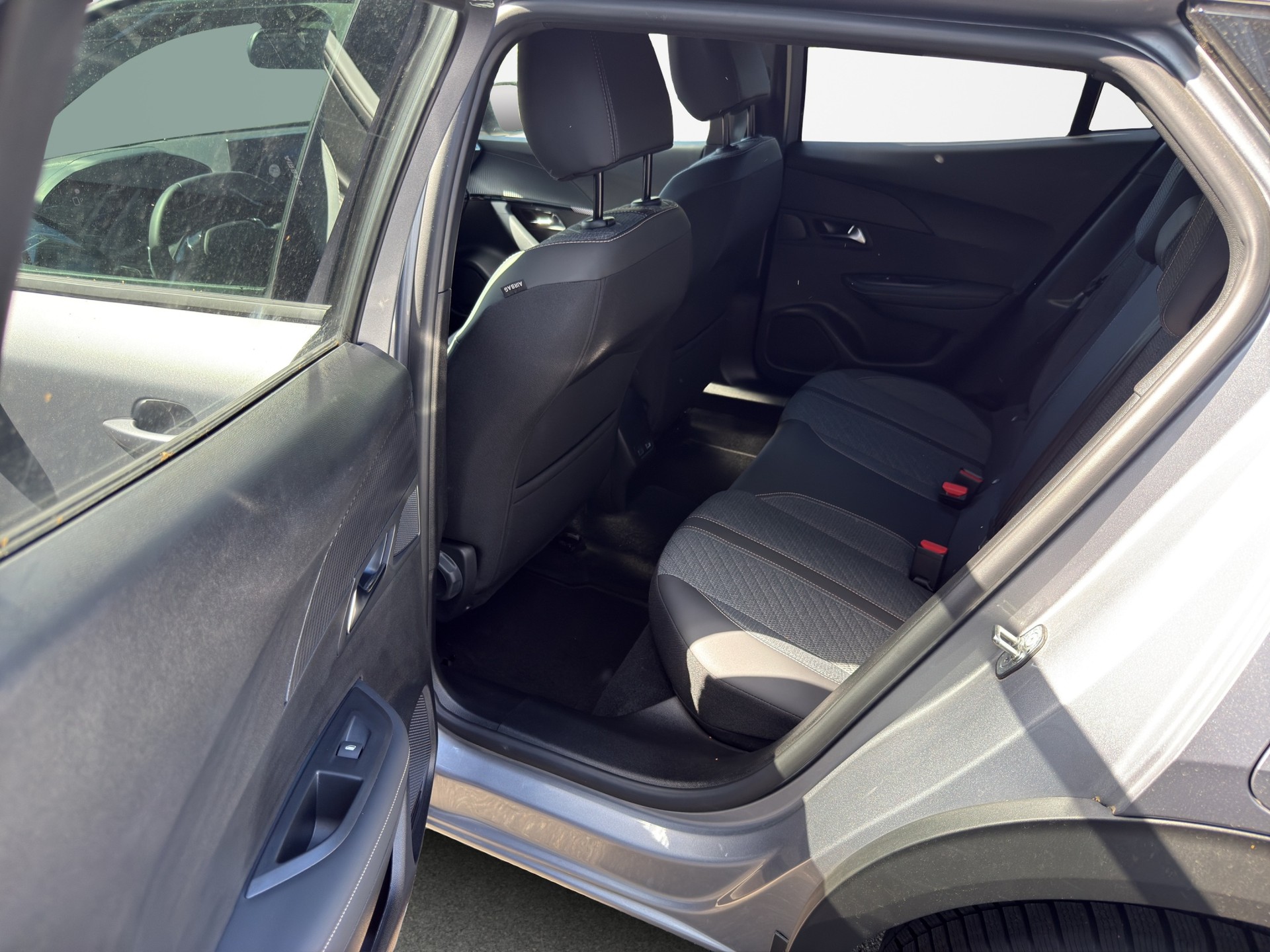 PEUGEOT 2008 1.2 145 MHEV Allure-image-12