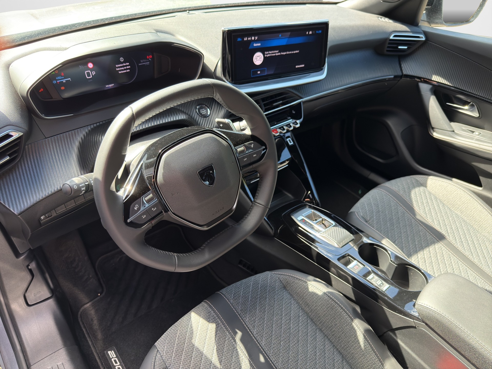 PEUGEOT 2008 1.2 145 MHEV Allure-image-9