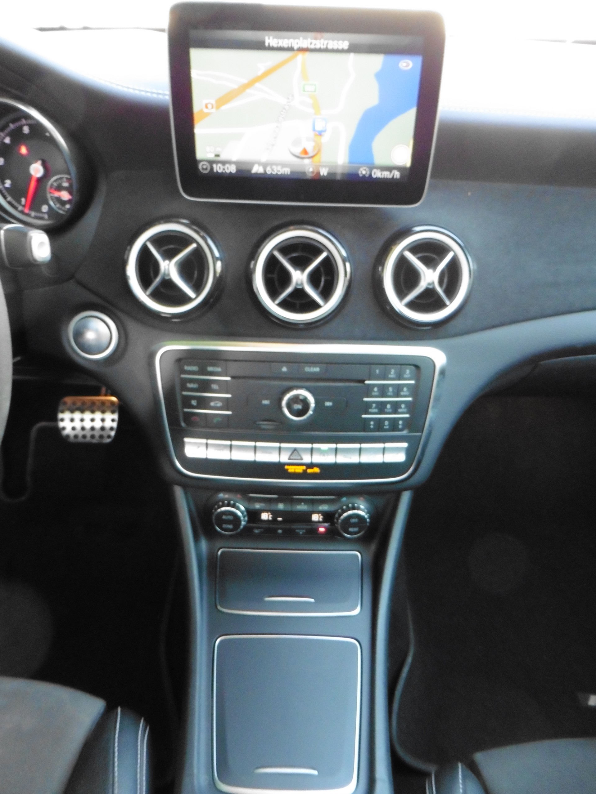 MERCEDES-BENZ GLA 250 AMG Line 4Matic 7G-DCT-image-12