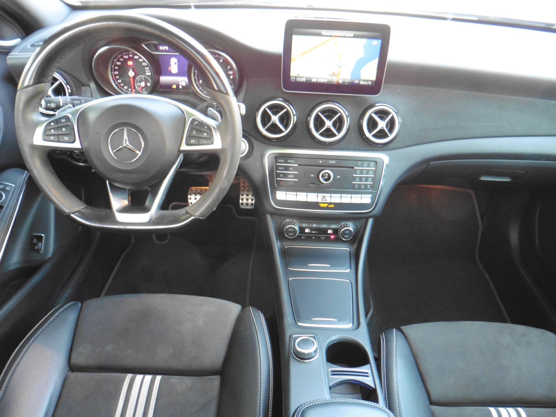 MERCEDES-BENZ GLA 250 AMG Line 4Matic 7G-DCT-image-11