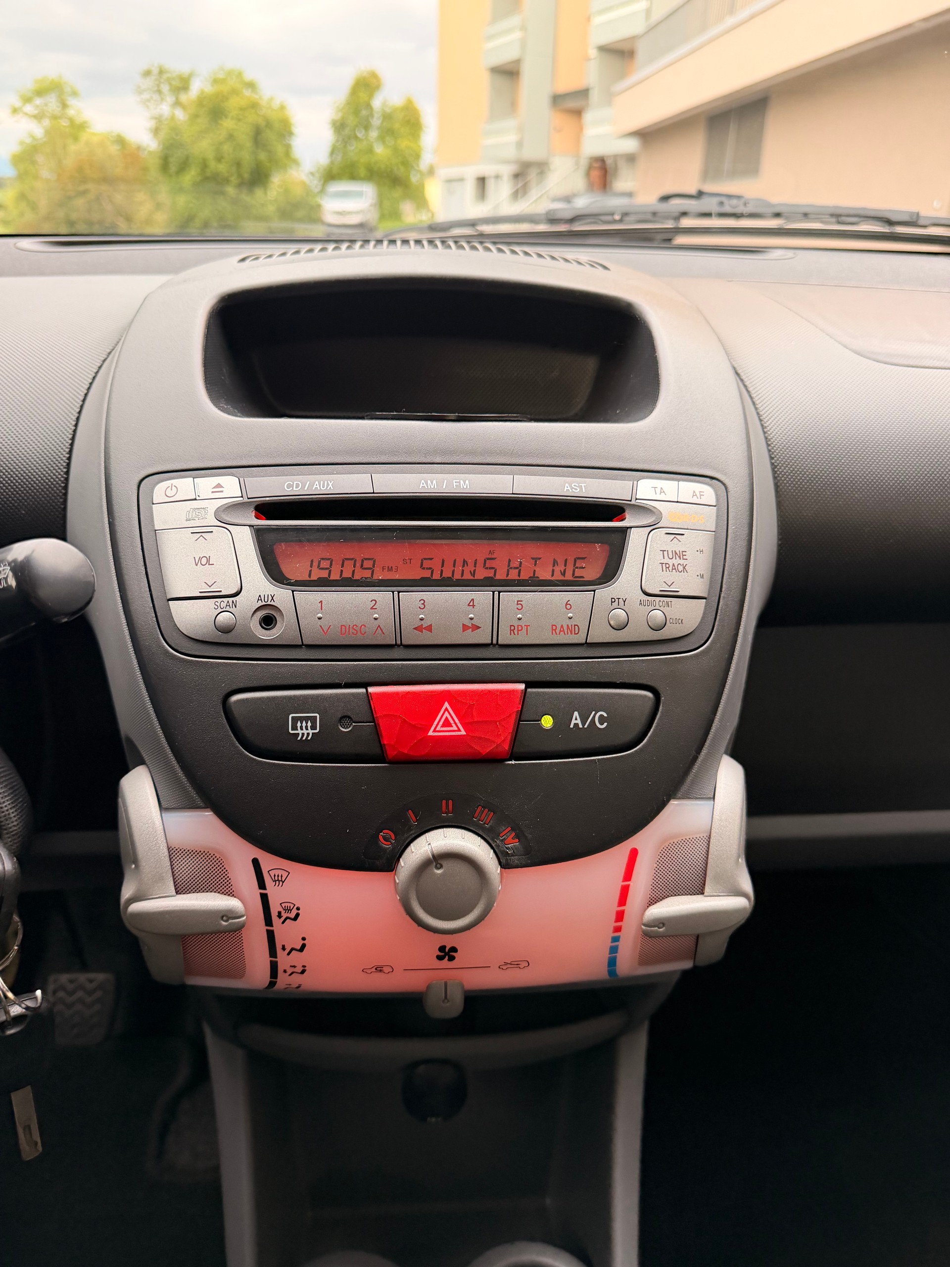 PEUGEOT 107 1.0 Urban-image-10