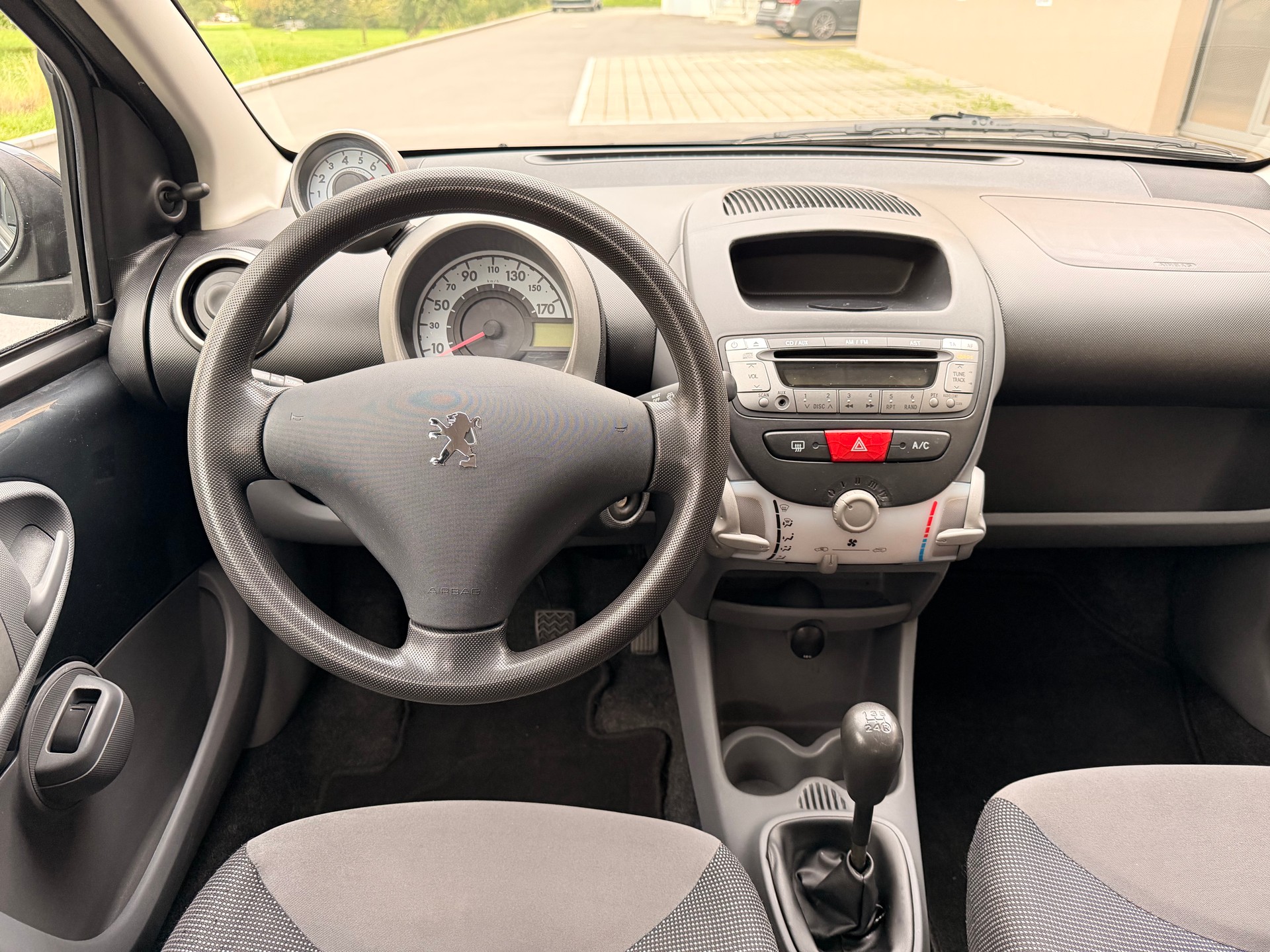 PEUGEOT 107 1.0 Urban-image-8