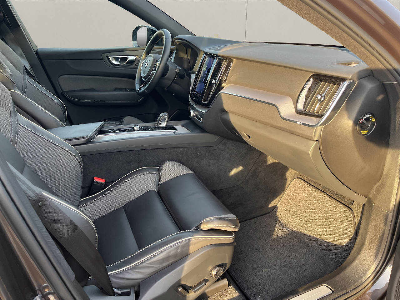 VOLVO XC60 2.0 T6 TE R-Design eAWD .-image-12