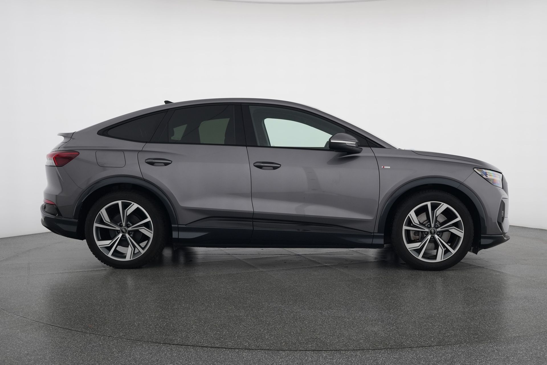 AUDI Q4 Sportback e-tron 45 quattro-image-5