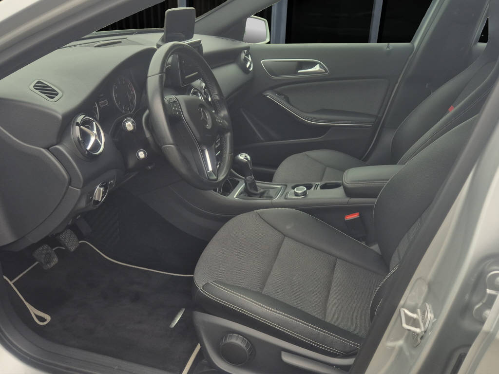 MERCEDES-BENZ A 200 Style-image-8