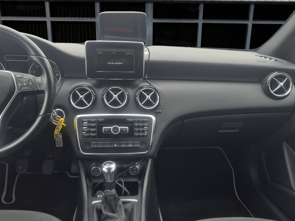 MERCEDES-BENZ A 200 Style-image-11