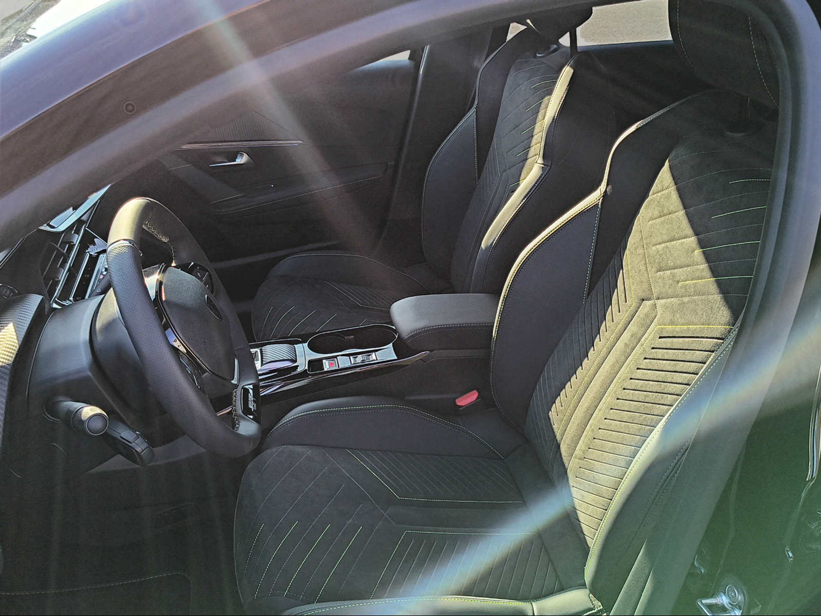 PEUGEOT 208 1.2 Hybrid 145 GT Exclusive-image-10