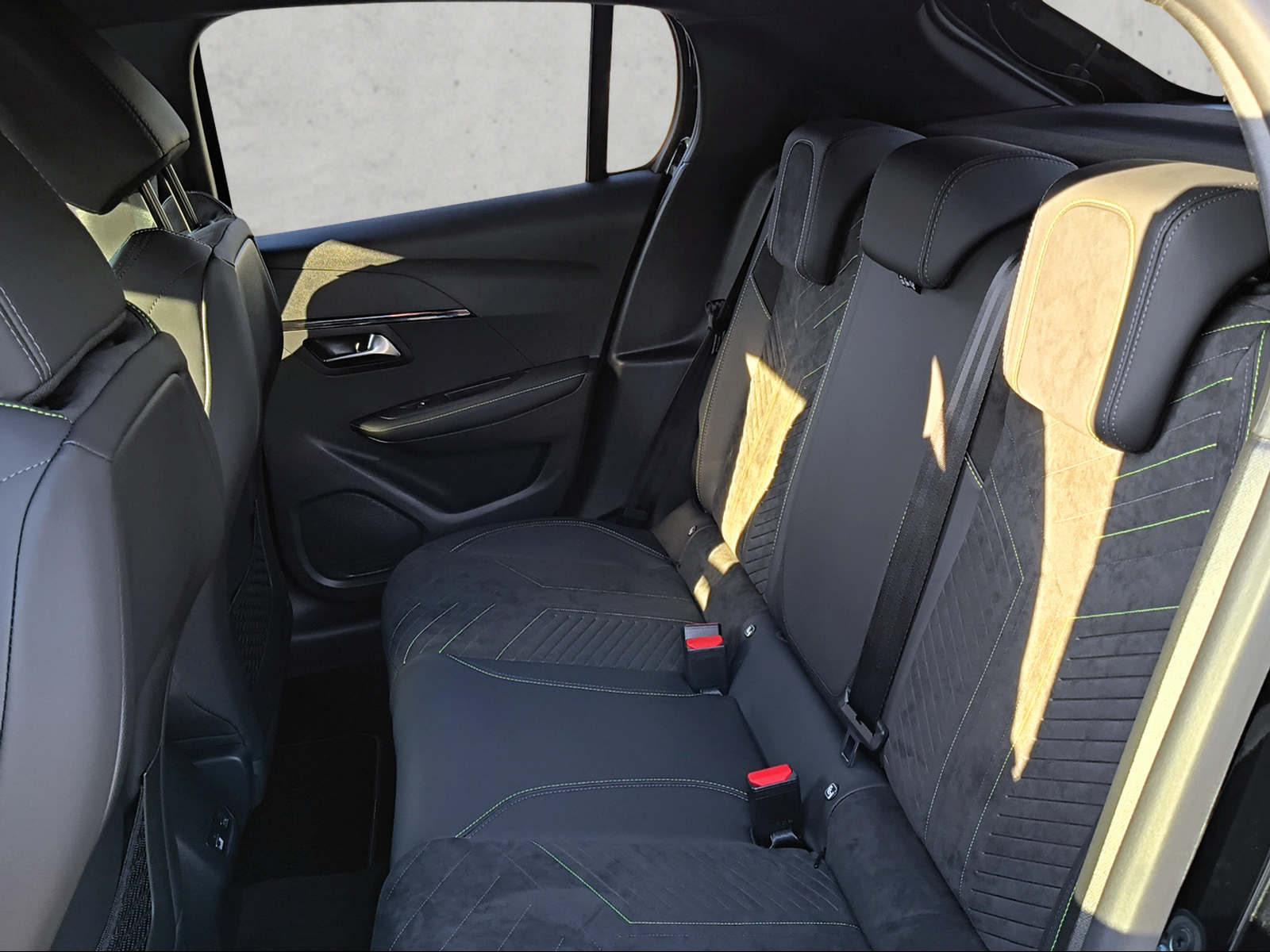 PEUGEOT 208 1.2 Hybrid 145 GT Exclusive-image-9