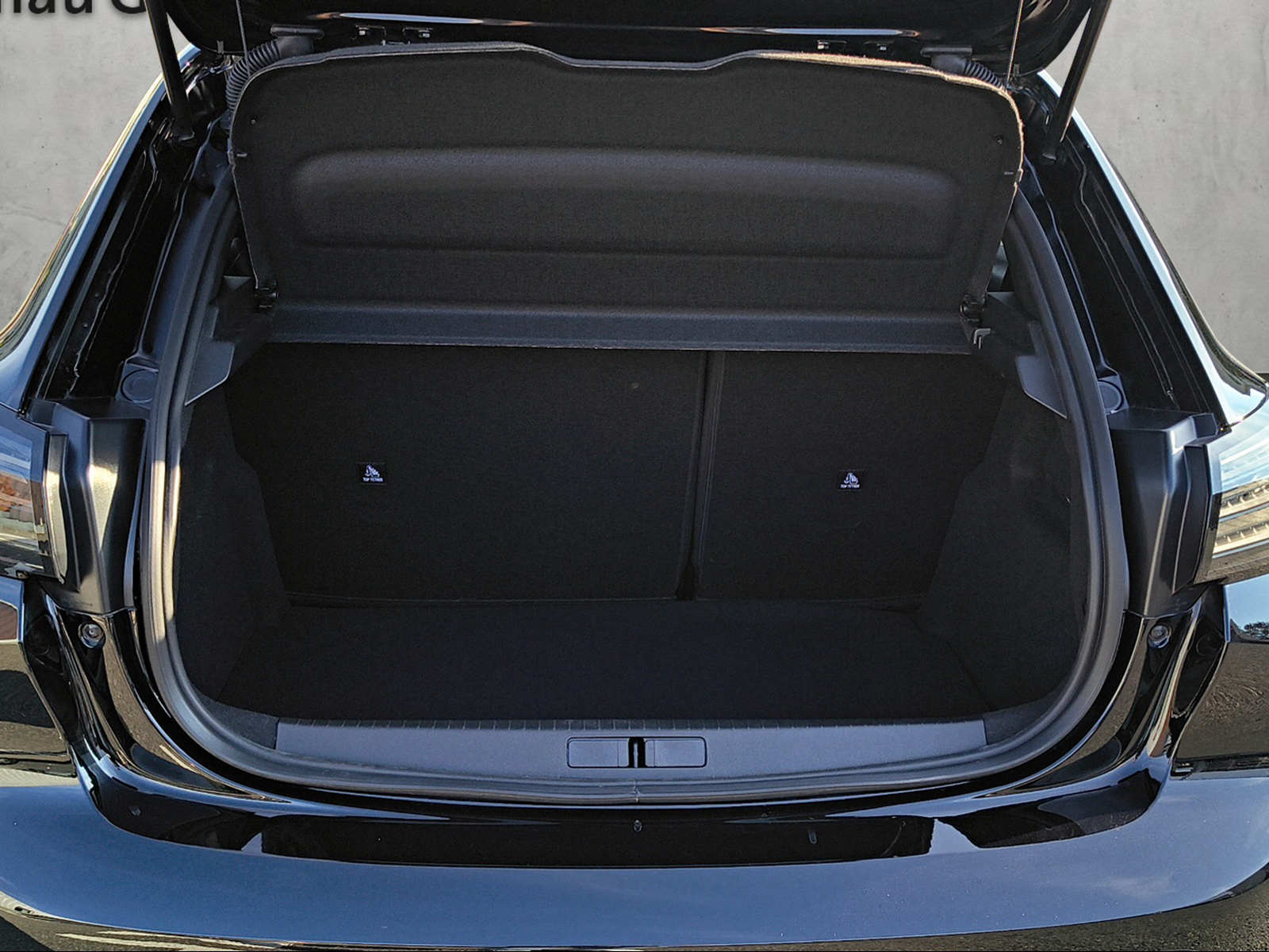 PEUGEOT 208 1.2 Hybrid 145 GT Exclusive-image-8