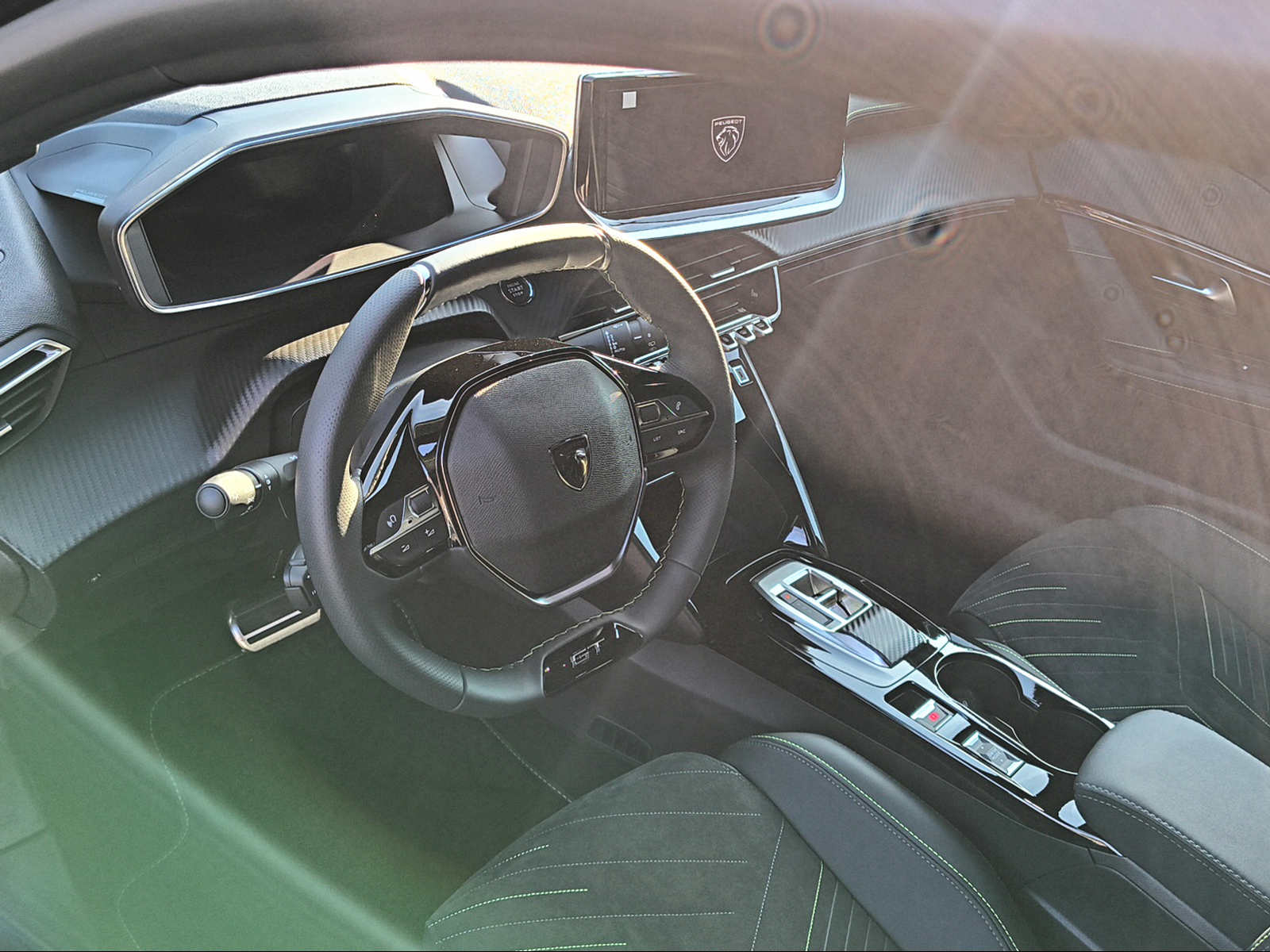 PEUGEOT 208 1.2 Hybrid 145 GT Exclusive-image-11