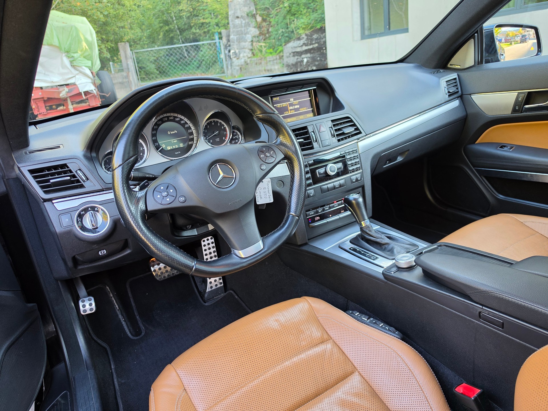 MERCEDES-BENZ E 250 CGI BlueEfficiency AMG Line Automatic-image-21