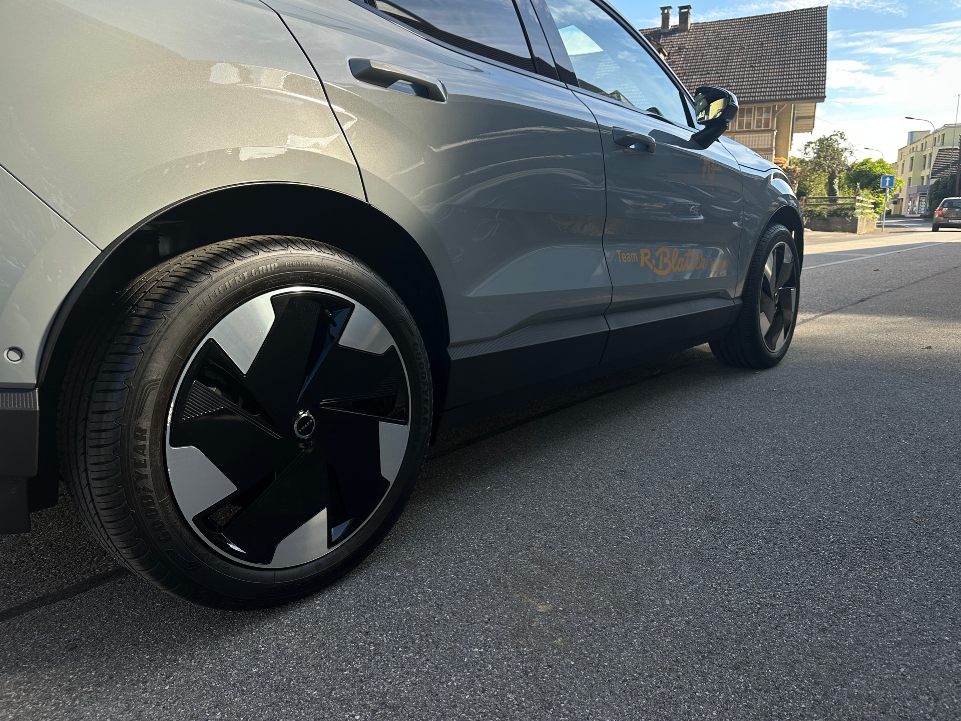 VOLVO EX30 E60 69kWh Twin Ultra-image-18
