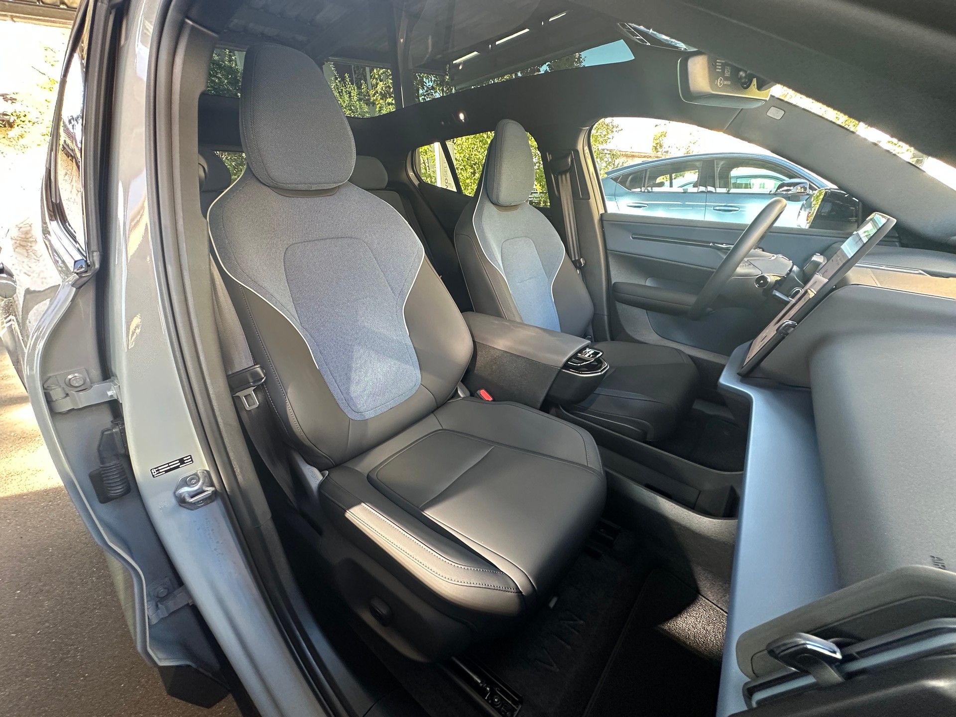 VOLVO EX30 E60 69kWh Twin Ultra-image-10