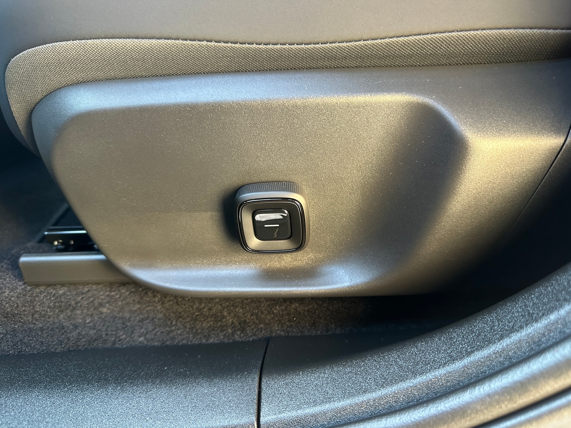 VOLVO EX30 E60 69kWh Twin Ultra-image-17