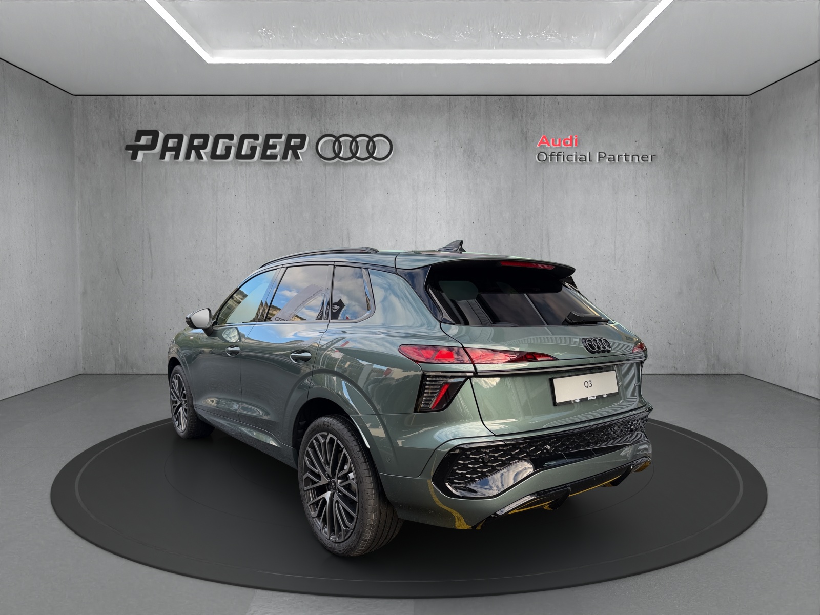 AUDI Q3 SUV TFSI quattro 195 kW S tronic-image-4