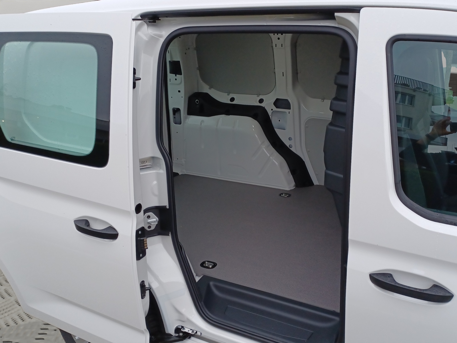 VW Caddy Cargo 1.5 TSI DSG Entry-image-13