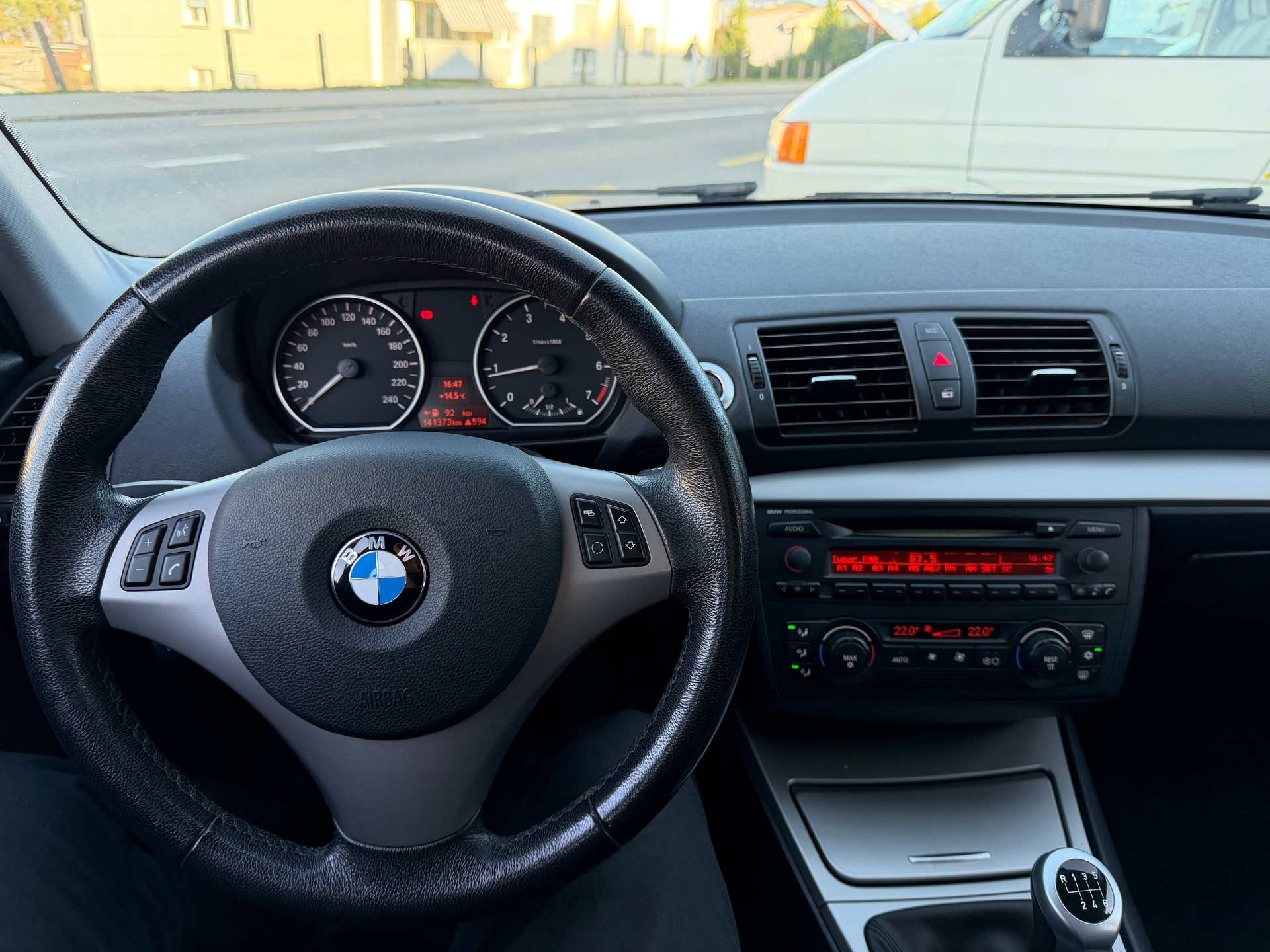 BMW 120i-image-5