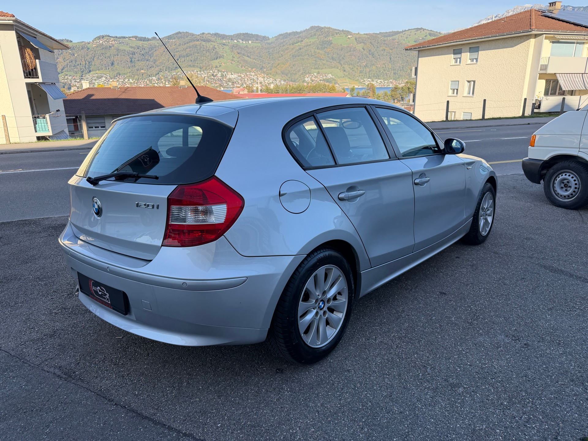 BMW 120i-image-2