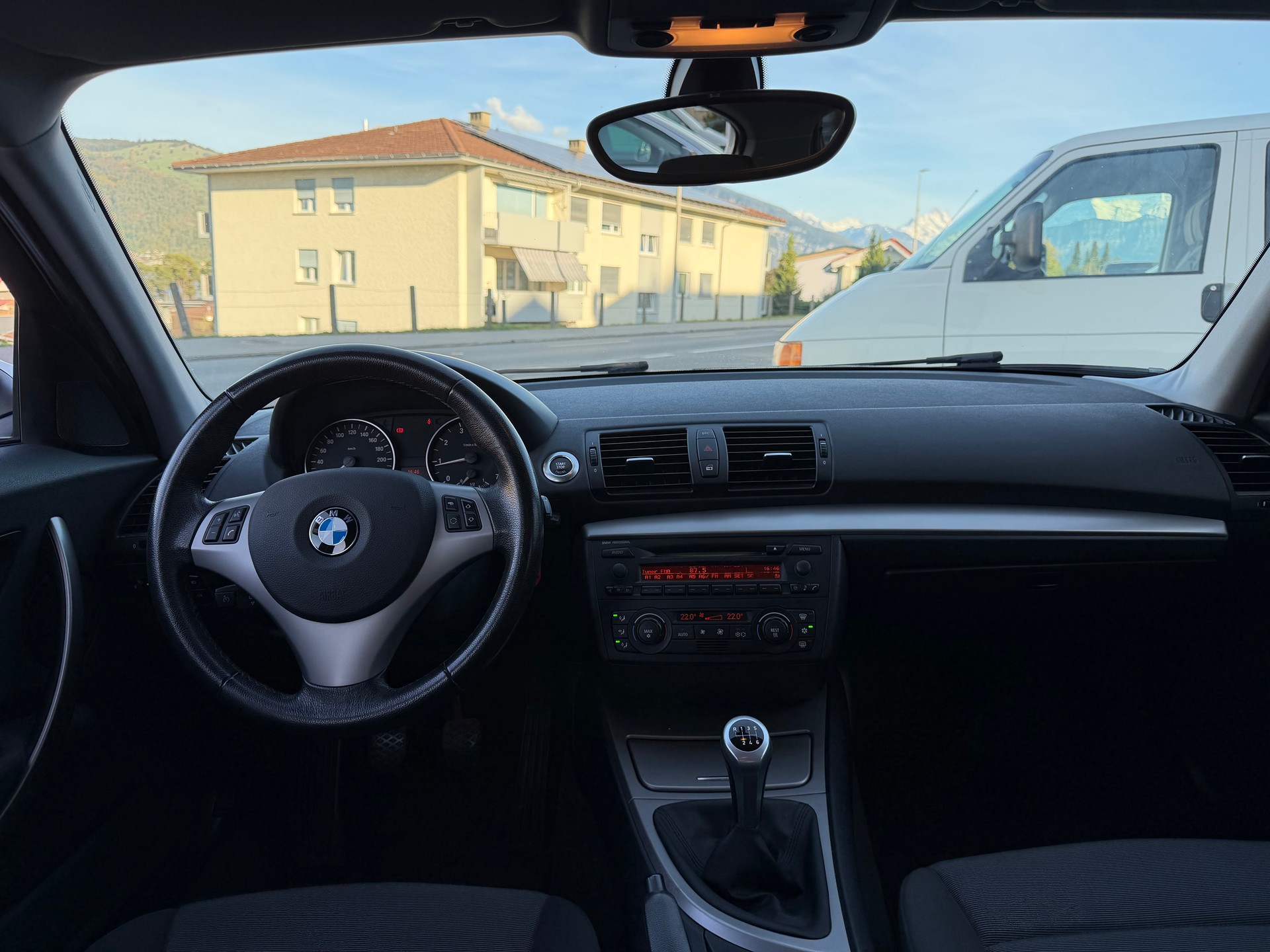 BMW 120i-image-4