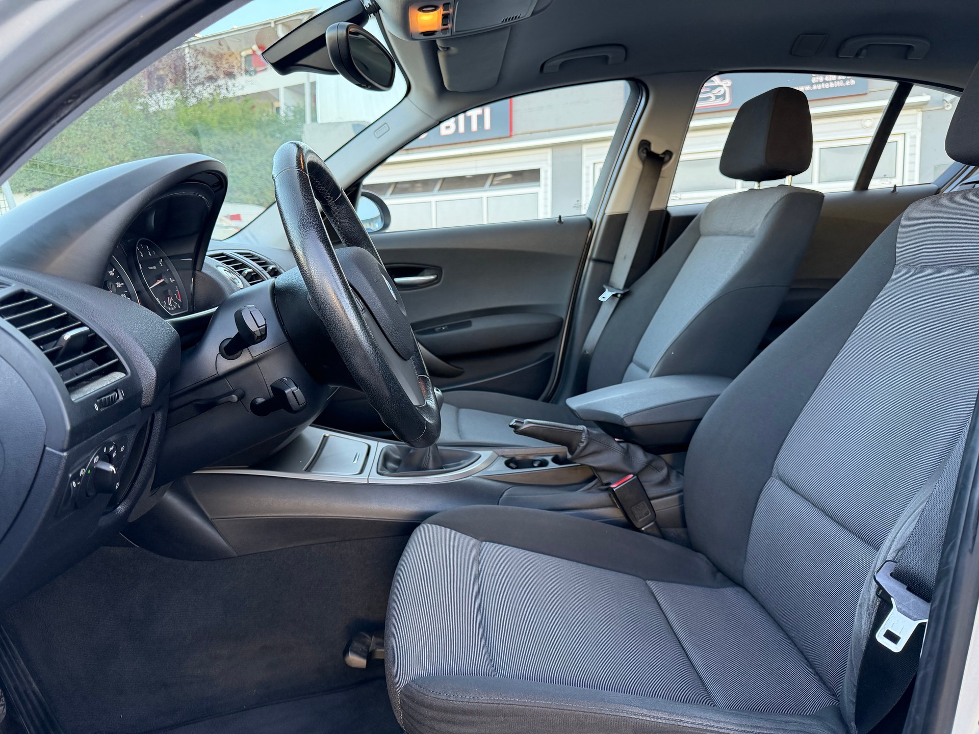 BMW 120i-image-6