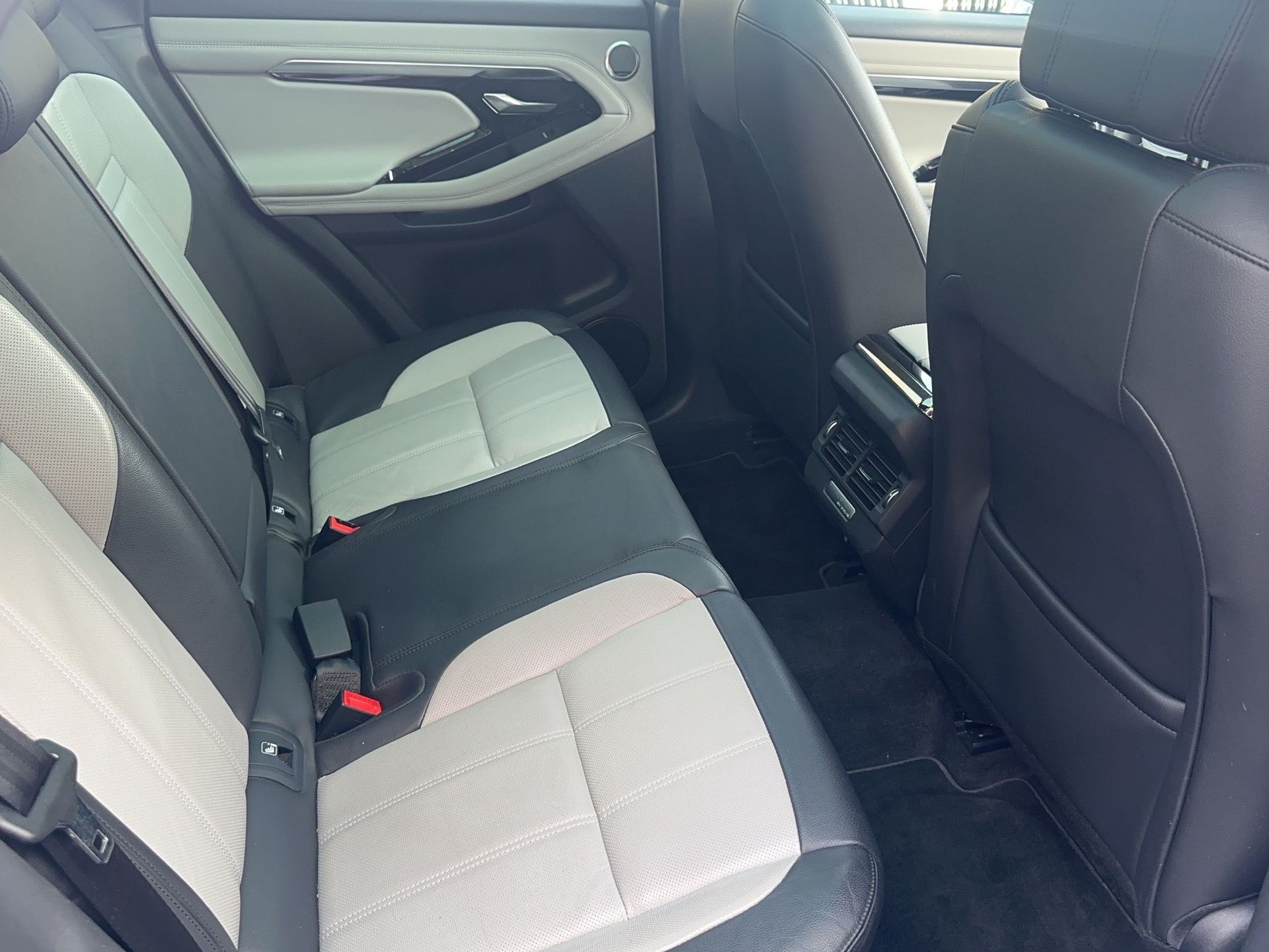 LAND ROVER Range Rover Evoque R-Dynamic D 180 First Edition AT9-image-9