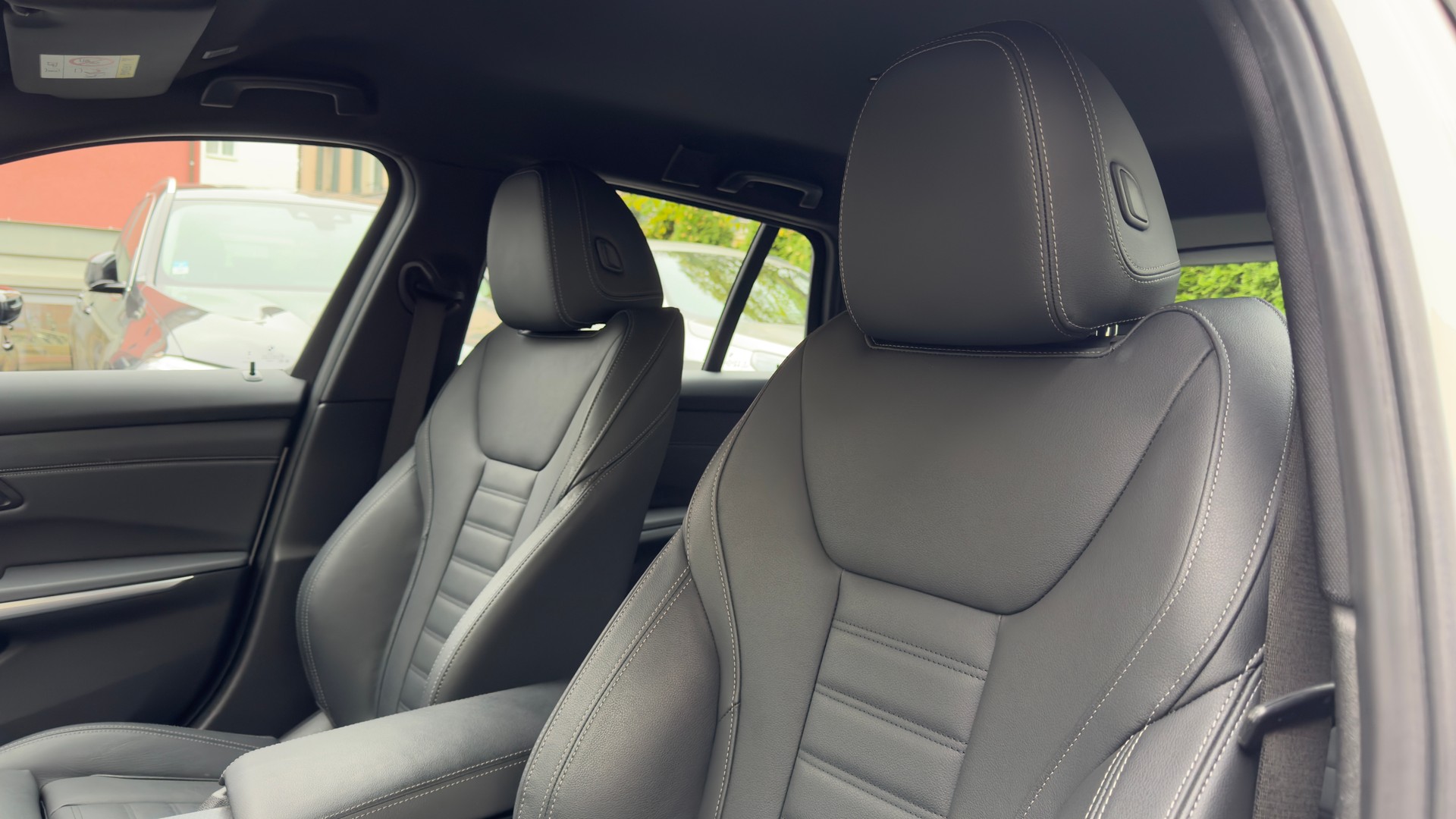 BMW 320d xDrive 48V Touring Steptronic M Sport-image-12