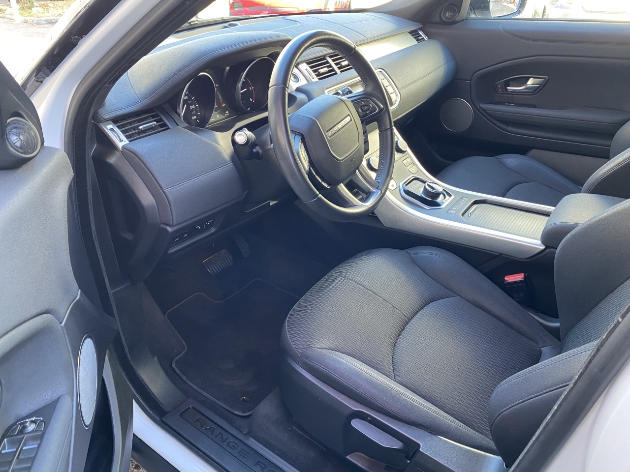 LAND ROVER Range Rover Evoque 2.0 TD4 SE Advantage AT9-image-9