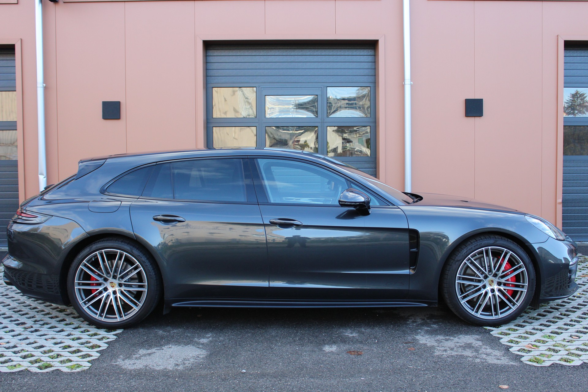 PORSCHE Panamera GTS Sport Turismo PDK - "CH Fahrzeug * Toit Pano * Sport Chrono * Echap. Sport * Toutes Roues Directr. * Caméra 360'"-image-3