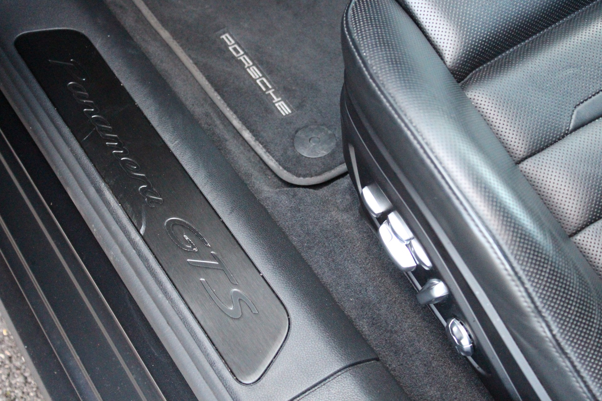 PORSCHE Panamera GTS Sport Turismo PDK - "CH Fahrzeug * Toit Pano * Sport Chrono * Echap. Sport * Toutes Roues Directr. * Caméra 360'"-image-22
