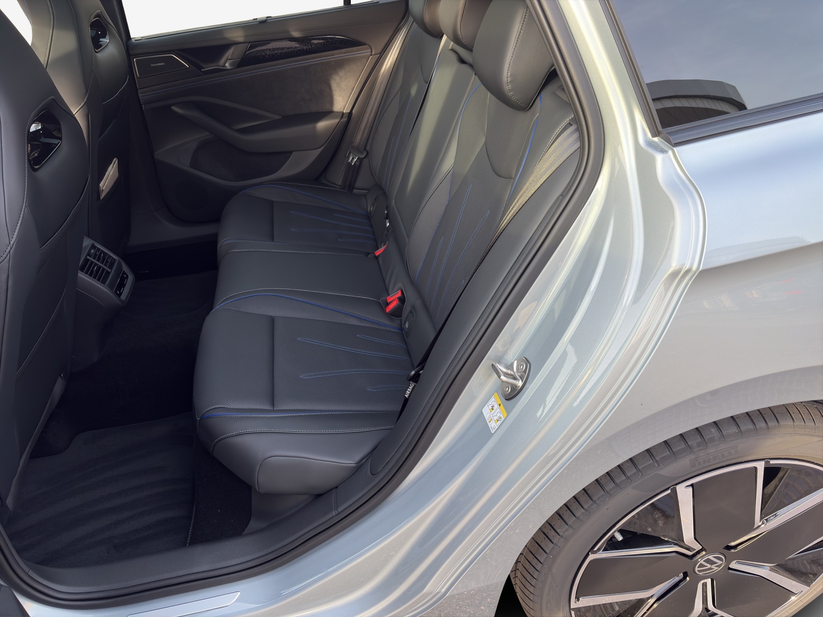 VW Passat Variant 2.0 TSI evo4 R-Line 4 Motion DSG-image-11