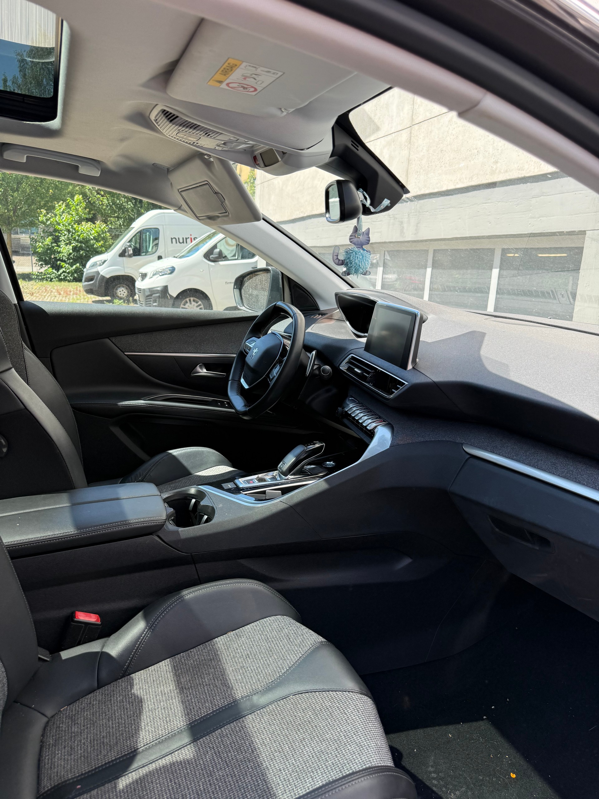 PEUGEOT 5008 1.2 Pure Tech Allure EAT8-image-7