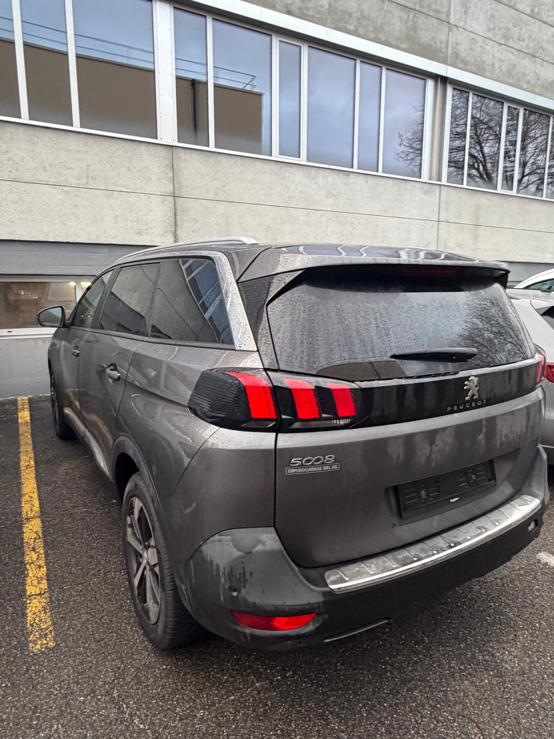 PEUGEOT 5008 1.2 Pure Tech Allure EAT8-image-1