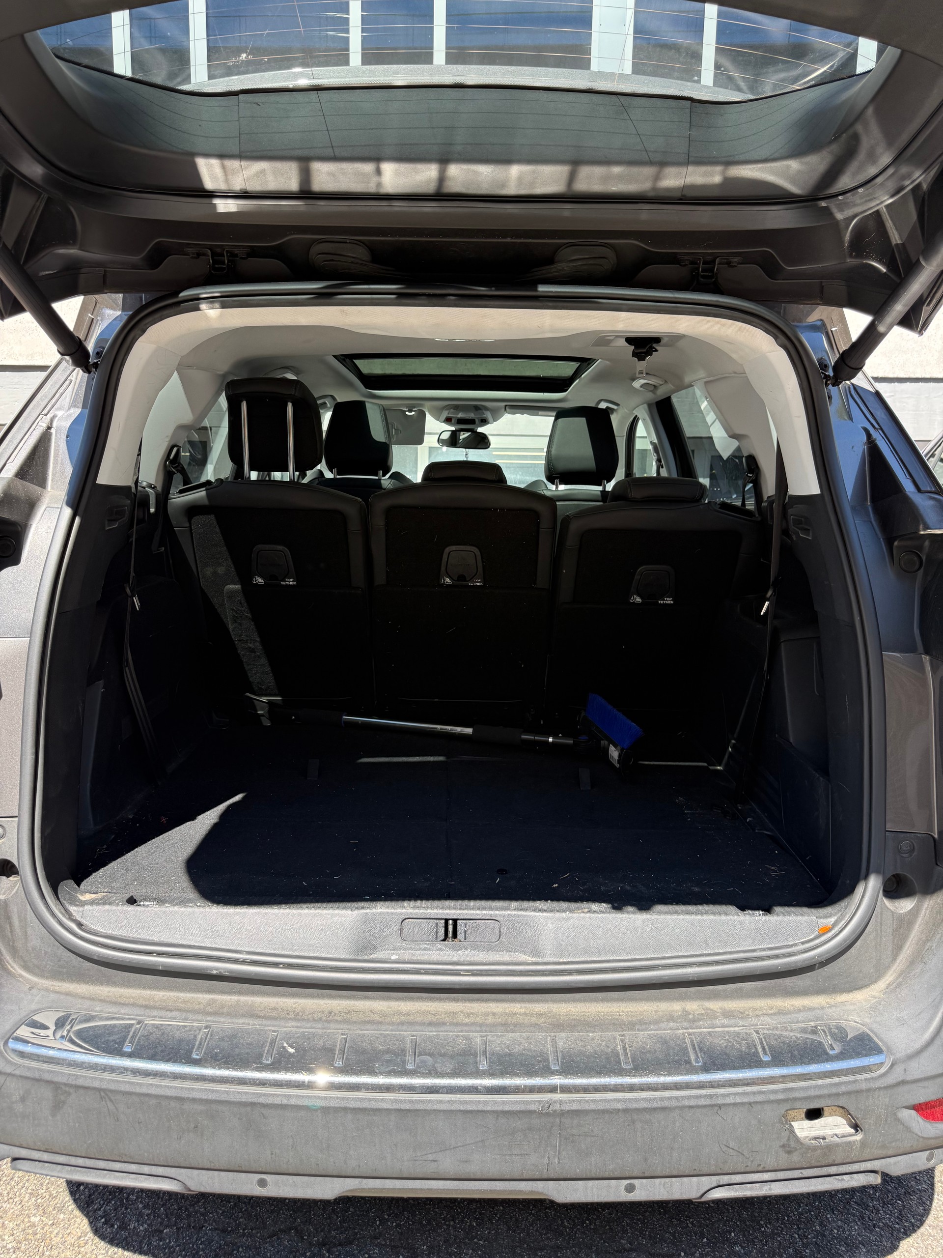 PEUGEOT 5008 1.2 Pure Tech Allure EAT8-image-9
