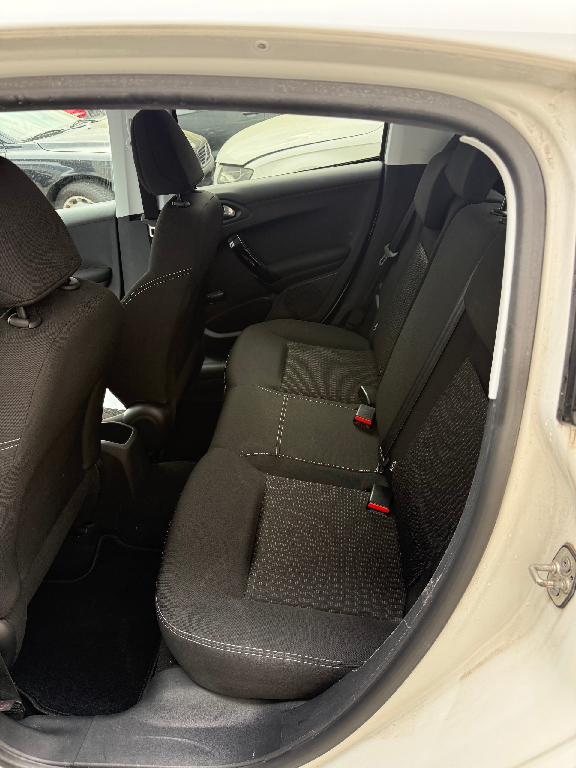 PEUGEOT 208 1.2 PureTech Style-image-7