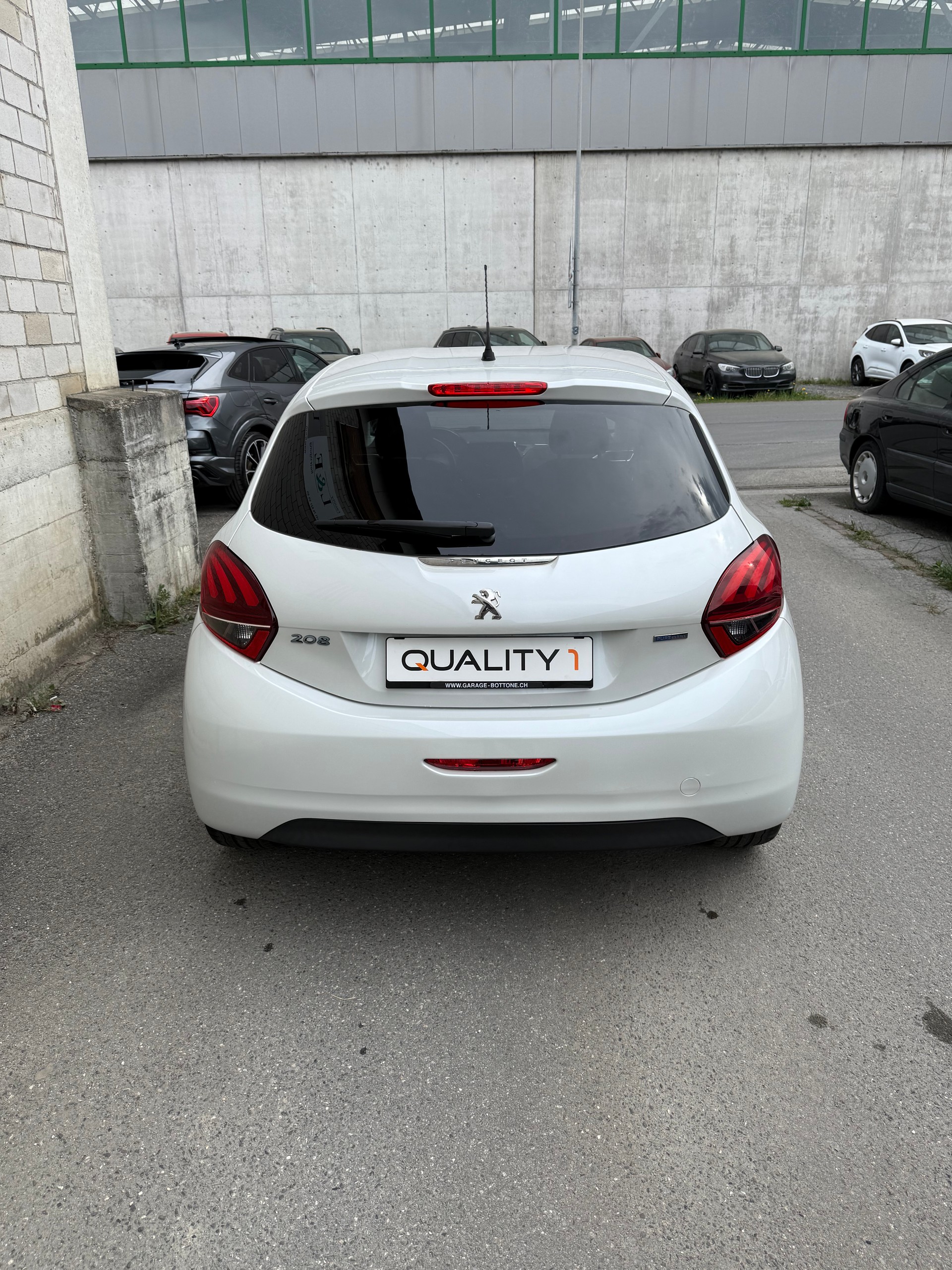 PEUGEOT 208 1.2 PureTech Style-image-3