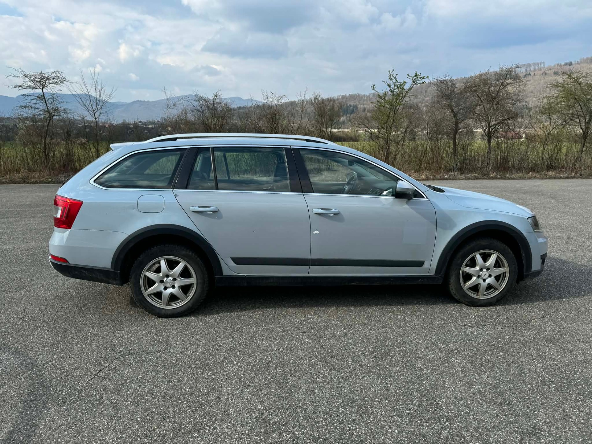 SKODA Octavia Combi 2.0 TDI Scout 4x4 DSG-image-6