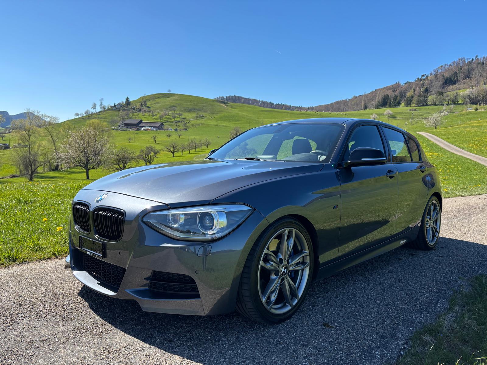BMW M135i xDrive Steptronic-image-0