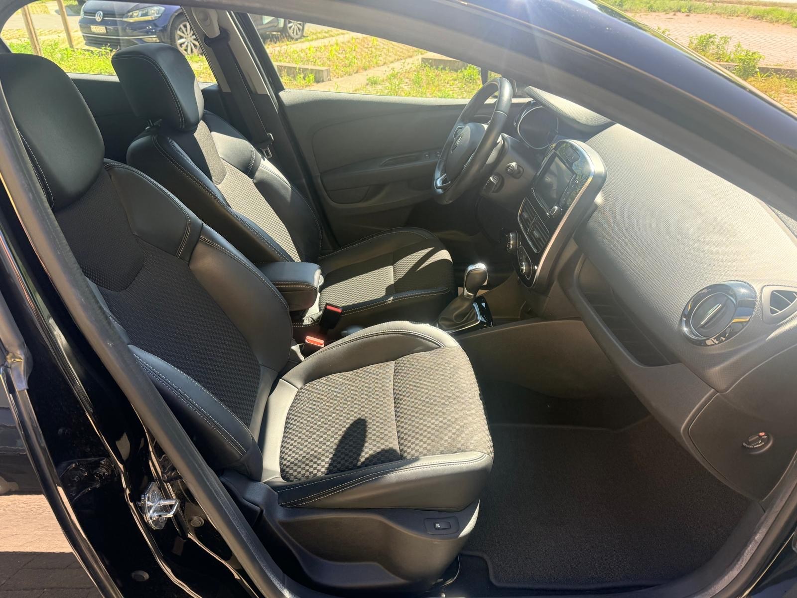 RENAULT Clio Grandtour 1.2 16V T 90th Anniversary EDC-image-9