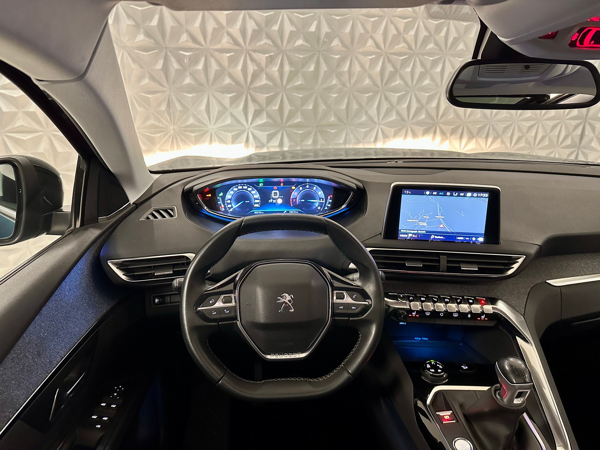 PEUGEOT 5008 1.2 Pure Tech Allure **7-PLÄTZER**-image-29