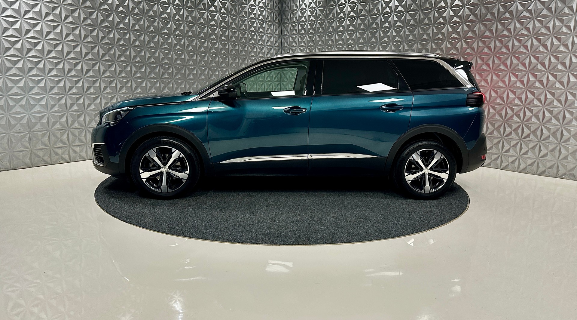 PEUGEOT 5008 1.2 Pure Tech Allure **7-PLÄTZER**-image-7