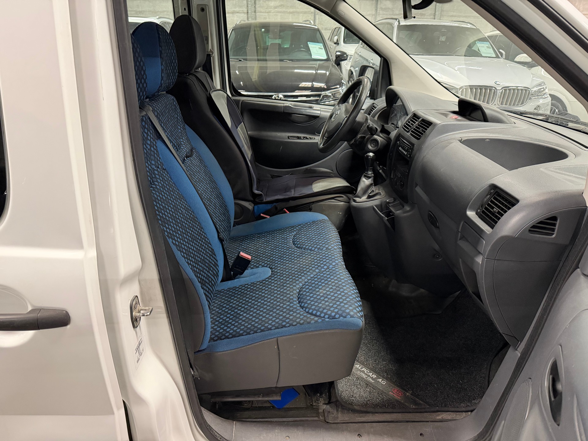 TOYOTA Proace 1.6D Glass Van Terra L1H1-image-8