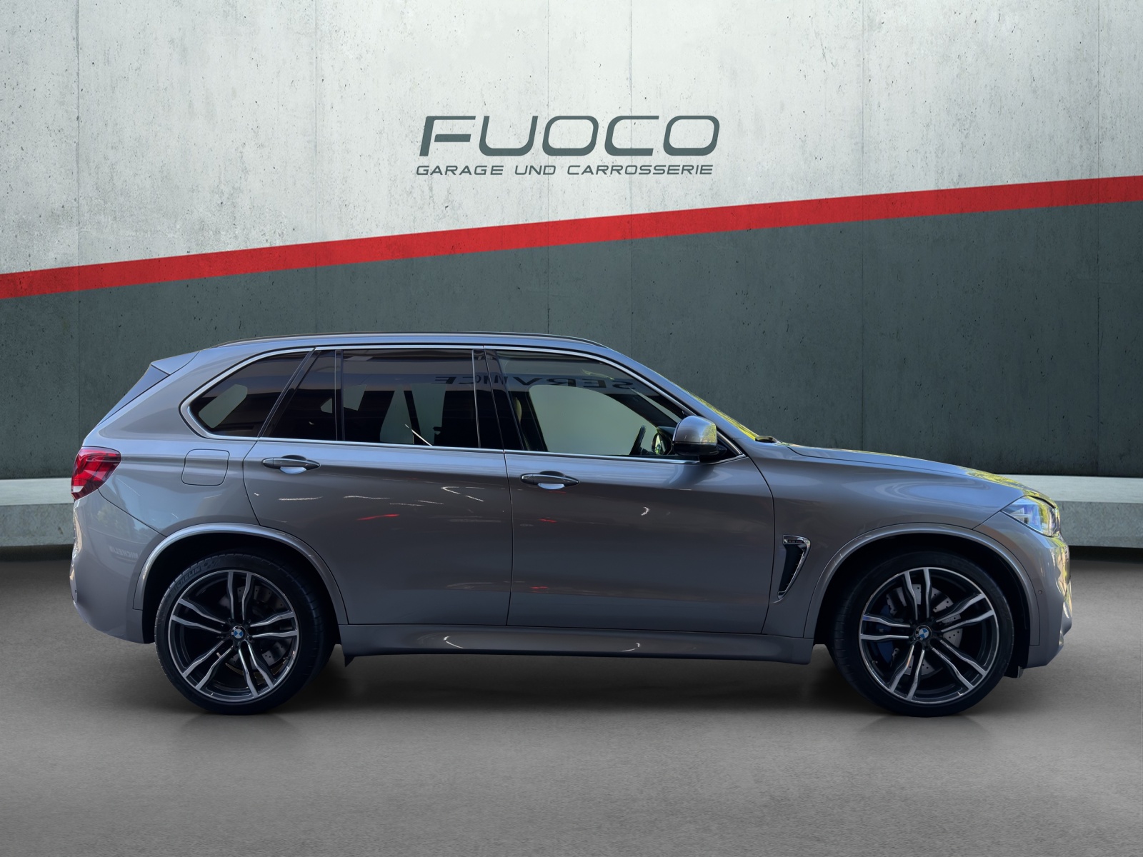 BMW X5M Steptronic-showroom-element-1